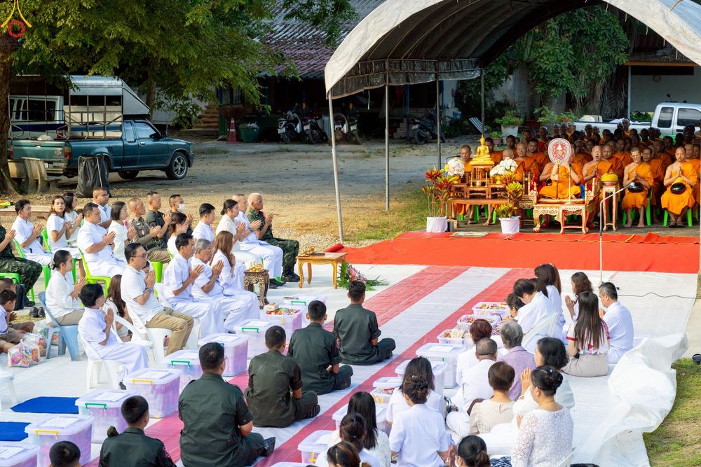 ภาพ No.234408:วันพฤหัสบดีที่ 24 กรกฎาคม พ.ศ. 2568 พิธีถวายสังฆทานแก่คณะสงฆ์ 323 วัด , พิธีมอบกองทุนหนุนแรงใจช่วยครูใต้ , พิธีทำบุญส่วนกุศลแด่ผู้วายชนม์ ในเหตุการณ์ความไม่สงบ 4 จังหวัด ชายแดนภาคใต้ (ปัตตานี , ยะลา , นราธิวาส , สงขลา) ปีที่ 21 ครั้งที่ 179 ณ วัดเวฬุวัน 