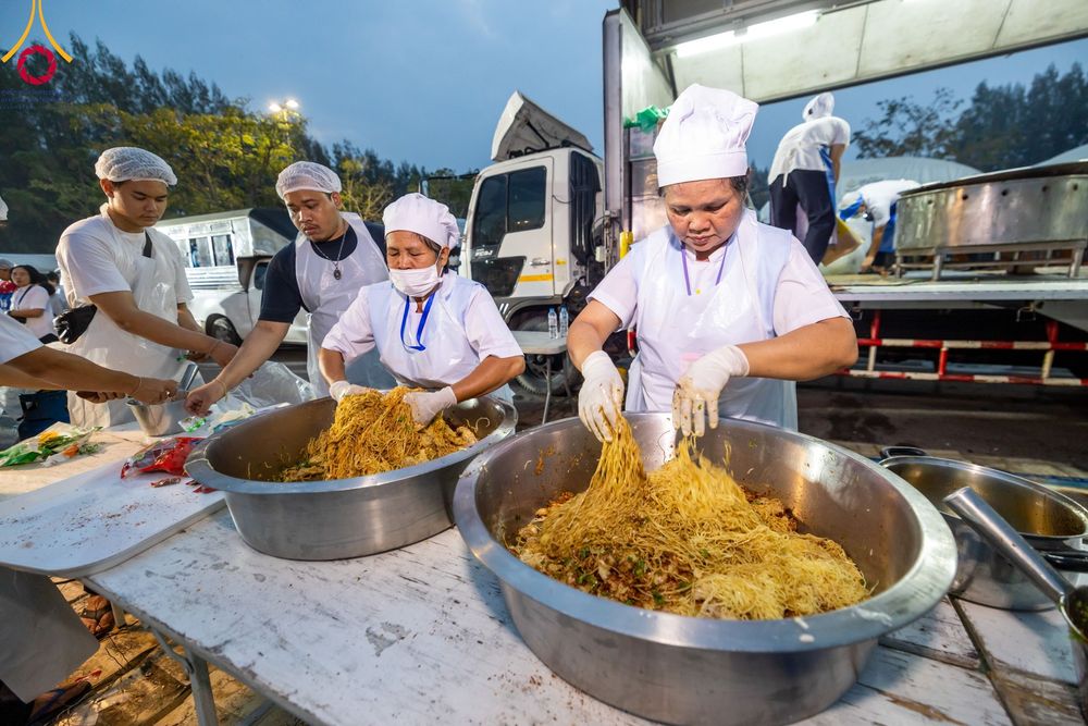 ภาพ No.111876:พิธีถวายภัตตาหารเป็นสังฆทาน แด่คณะพระธรรมยาตราฯ ในโครงการธรรมยาตรา กตัญญูบูชา มหาปูชนียาจารย์ พระมงคลเทพมุนี(สด จนฺทสโร) พระผู้ปราบมาร อนุสรณ์สถาน 7 แห่ง ปีที่ 12 วันที่ 14 มกราคม พ.ศ. 2567 ณ อนุสรณ์สถานมหาวิหารพระมงคลเทพมุนี  (โลตัสแลนด์) อ.สองพี่น้อง จ