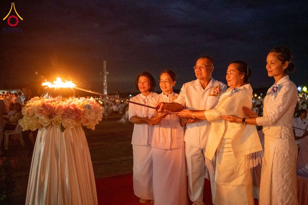 ภาพ No.266130:วันพุธที่ 5 พฤศจิกายน พ.ศ. 2568 (วันพระ ขึ้น 15 ค่ำ เดือน 12) พิธีจุดประทีปโคมลาน, โคมลอย และลอยกระทง ถวายประทีปเป็นพุทธบูชา สร้างความสว่างไสวให้กับแผ่นดินด้วยแสงธรรม ณ พุทธอุทยานนานาชาติ จังหวัดหนองคาย