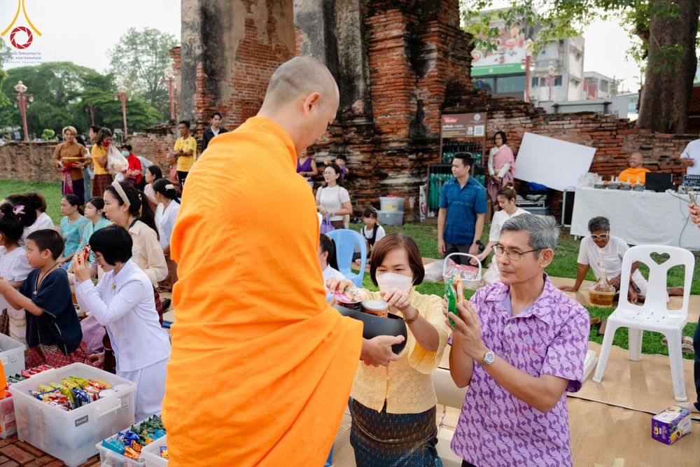 ภาพ No.138553:พิธีตักบาตร วัดราชบูรณะ จ.พระนครศรีอยุธยา วันที่ 25 พฤษภาคม พ.ศ.2567