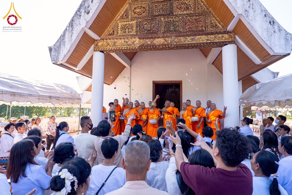 ภาพ No.275888:วันพุธที่ 3 ธันวาคม พ.ศ. 2568 พิธีบรรพชาอุปสมบท โครงการอุปสมบทบูชาธรรมมหาปูชนียาจารย์ ศูนย์อบรม : ศูนย์ส่งเสริมศีลธรรม จ.พะเยา ณ โบราณสถานพระธาตุจอมทอง และ โบสถ์กลางน้ำ วัดพระธาตุศรีโคมคำ อำเภอเมือง จังหวัดพะเยา