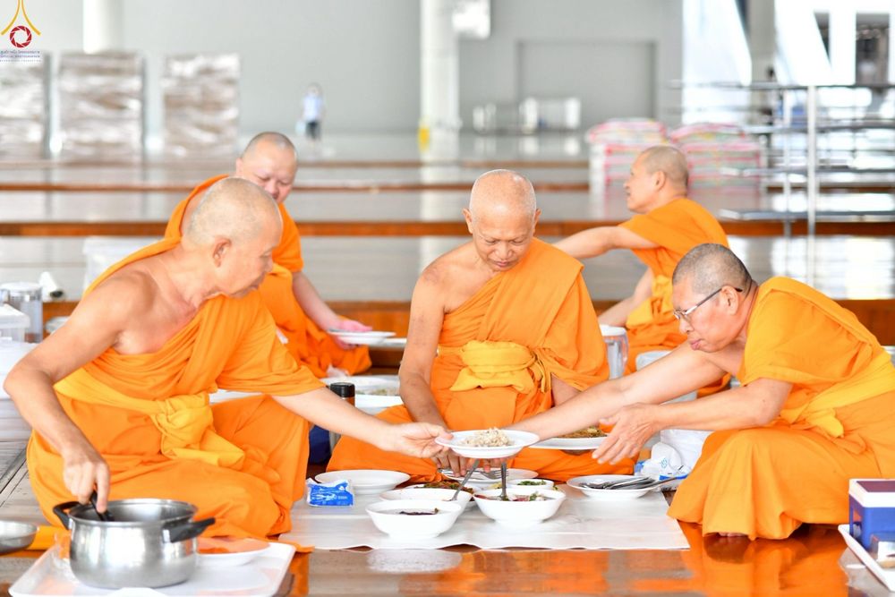 ภาพ No.230448:วันที่ 28 มิถุนายน พ.ศ. 2568 พิธีถวายภัตตาหารเมนูสวรรค์ เพื่อการบรรลุธรรม ณ หอฉันคุณยายอาจารย์ฯ วัดพระธรรมกาย