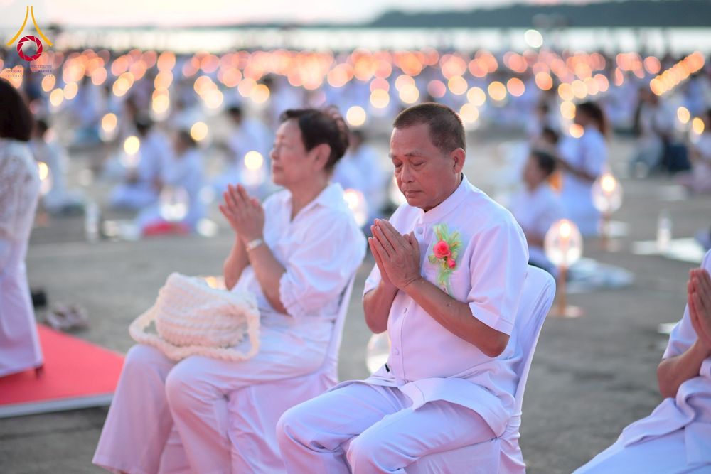 ภาพ No.250476:วันอังคารที่ 7 ตุลาคม พ.ศ. 2568 พิธีจุดประทีปบูชาพระรัตนตรัย ณ ลานธรรมปทุมรัตน์ธรรมเจดีย์ พุทธอุทยานนานาชาติ อ.โพนพิสัย จ.หนองคาย