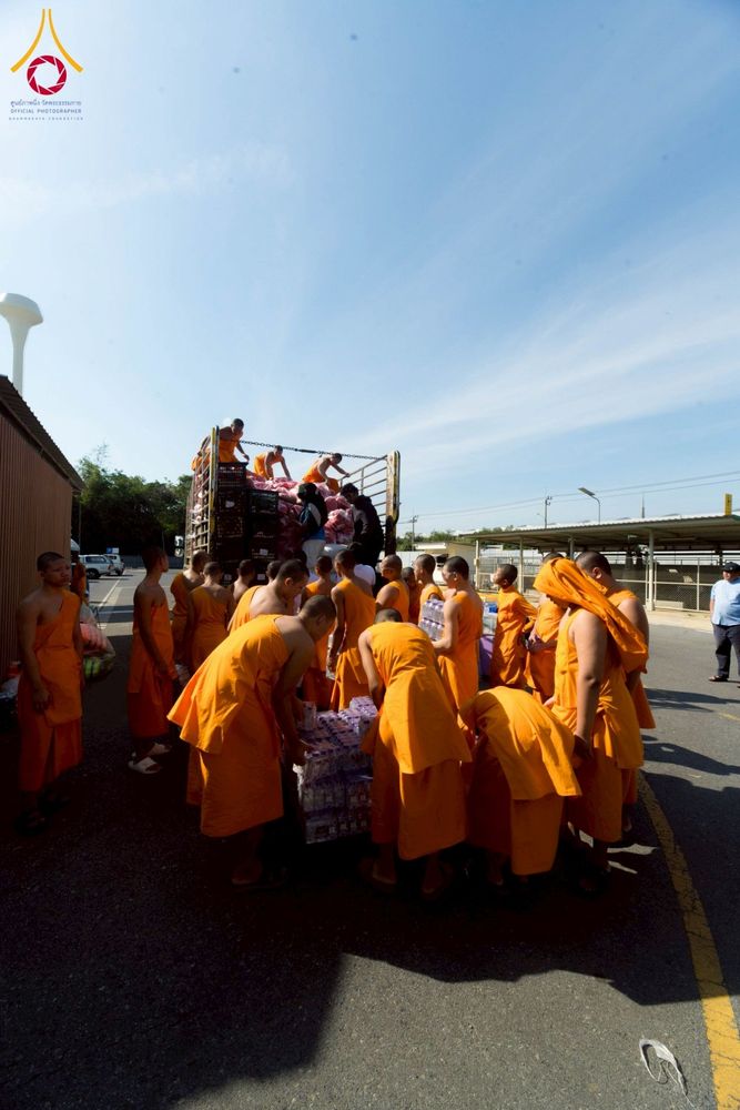 ภาพ No.273703:วันที่ 27 พฤศจิกายน พ.ศ. 2568 คณะศิษยานุศิษย์วัดพระธรรมกาย มูลนิธิธรรมกาย มอบอาหารและสิ่งของความช่วยเหลือให้พี่น้องชาวใต้ ผู้ประสบอุทกภัยน้ำท่วม
