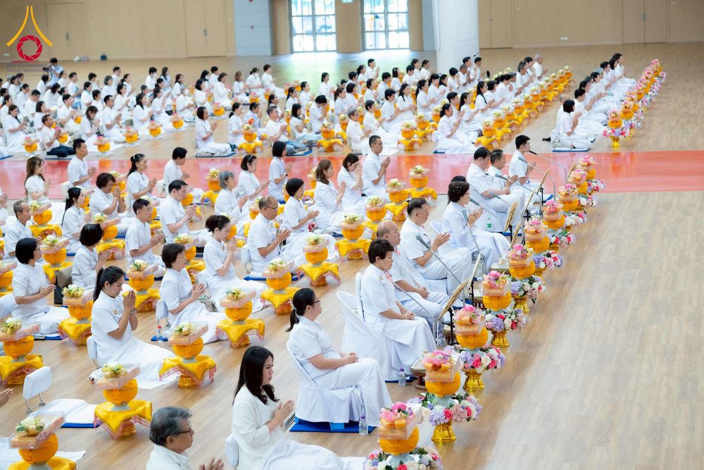 ภาพ No.270630:วันอาทิตย์ที่ 16 พฤศจิกายน พ.ศ. 2568 ถวายกองทุนโครงการอุปสมบทหมู่ 3,000 รูปทั่วไทย  รุ่นบูชาธรรมมหาปูชนียาจารย์ ณ ห้องแก้วสารพัดนึก 2 สภาธรรมกายสากล วัดพระธรรมกาย