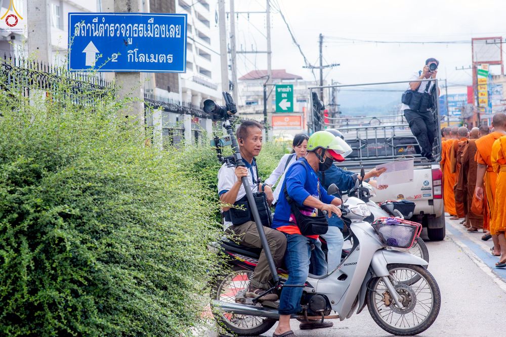 ภาพ No.239785:วันที่ 16-17 สิงหาคม พ.ศ. 2568 การปฏิบัติหน้าที่ของเจ้าหน้าที่ทุกสถานะ เพื่องานพิธีอัญเชิญรูปเหมือนพระมงคลเทพมุนี (สด จันทสโร) และพิธีกดปุ่มอัญเชิญรูปเหมือน พระมงคลเทพมุนี (สด จันทสโร) ณ มหาวิหารแก้วพระมงคลเทพมุนี ศูนย์ปฏิบัติธรรมแก้วเมืองเลย จ.เลย