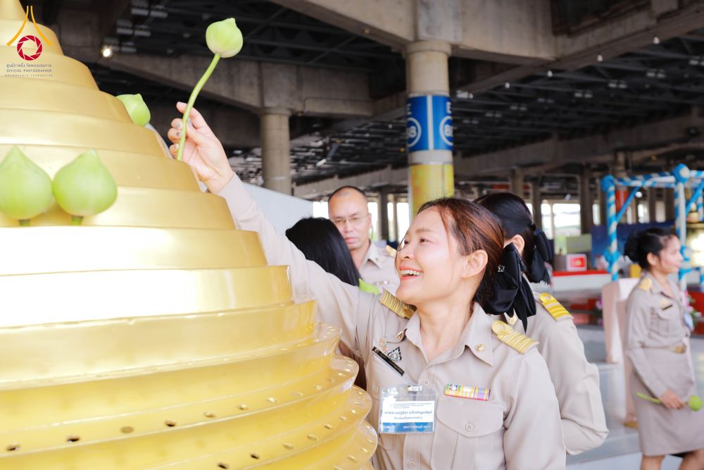 ภาพ No.311526:วันจันทร์ที่ 23 กุมภาพันธ์ พ.ศ. 2569 เปิดโลกทัศน์ผู้บริหารสถานศึกษายุคใหม่ เรียนรู้ต้นแบบการพัฒนาคนผ่านพลัง “บวร–V-Star” ผู้เข้ารับการพัฒนาตามโครงการ สพฐ. ศึกษาดูงานวัดพระธรรมกาย เสริมภาวะผู้นำคุณธรรมสู่การบริหารโรงเรียนอย่างยั่งยืน ณ อาคาร 100 ปี คุณยาย