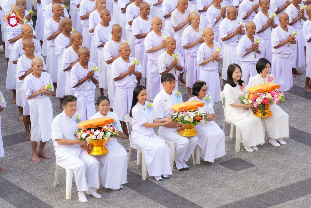 ภาพ No.278531:วันอาทิตย์ที่ 14 ธันวาคม พ.ศ.2568  พิธีเวียนประทักษิณ พิธีวันทาสีมาพระประธาน โครงการบวชบูชาธรรมมหาปูชนียาจารย์ ของศูนย์ปฏิบัติธรรมบุรีรัมย์ ณ วัดกลาง พระอารามหลวง จังหวัดบุรีรัมย์