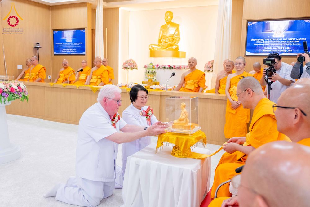 ภาพ No.319182:วันที่ 29 มีนาคม พ.ศ.2569 พิธีอัญเชิญรูปหล่อพระมงคลเทพมุนี (สด จนฺทสโร) ประดิษฐาน ณ ห้องปฏิบัติธรรม “มงคลรัตนโชติ”  วัดพระธรรมกายชิคาโก ประเทศสหรัฐอเมริกา