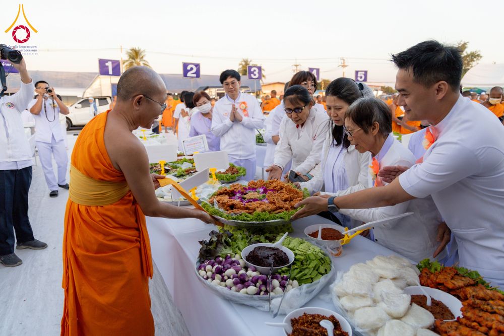 ภาพ No.290846:วันที่ 9 มกราคม พ.ศ. 2569 พิธีถวายภัตตาหารเป็นสังฆทาน แด่พระธรรมยาตรา ณ อนุสรณ์สถานคลองบางนางแท่น อ.สามพราน จ.นครปฐม ในโครงการธรรมยาตรา กตัญญูบูชา มหาปูชนียาจารย์ พระมงคลเทพมุนี(สด จนฺทสโร) พระผู้ปราบมาร อนุสรณ์สถาน 7 แห่ง ปีที่ 14