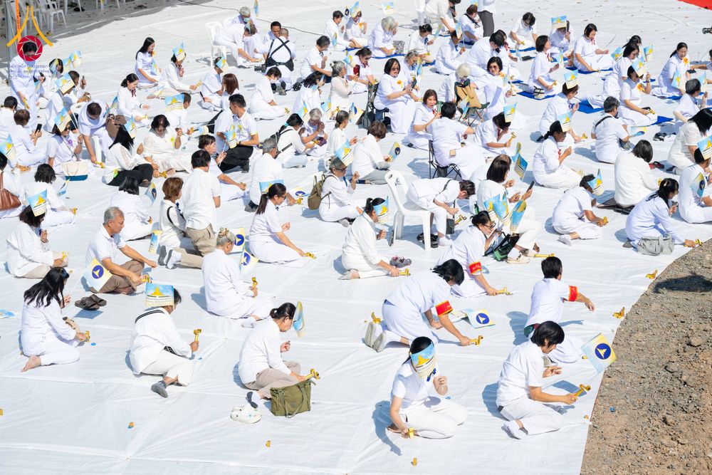 ภาพ No.285835:วันพุธที่ 10 ธันวาคม พ.ศ.2568  พิธีตอกเสาเข็มมงคลต้นสุดท้าย รองรับองค์พระเจดีย์เพื่อสร้างสันติภาพโลก ณ ศูนย์ปฏิบัติธรรมและศูนย์อบรมเยาวชน ชัยนาท