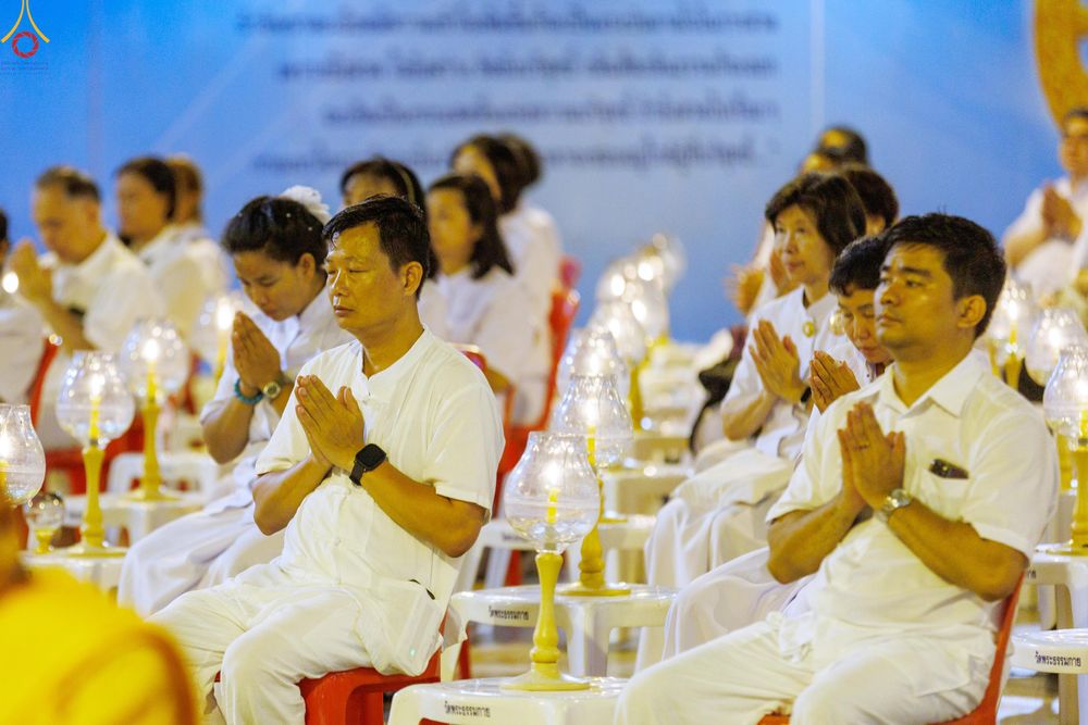 ภาพ No.331159:วันวิสาขบูชา อาทิตย์ที่ 31 พฤษภาคม พ.ศ.2569 พิธีจุดวิสาขประทีป , พิธีเวียนประทักษิณ  รอบพระมหาธรรมกายเจดีย์  และพิธีฉลองชัยสวดมนต์บทธัมมจักกัปปวัตนสูตร  ครบ 8,415,000,000 จบ ณ วัดพระธรรมกาย