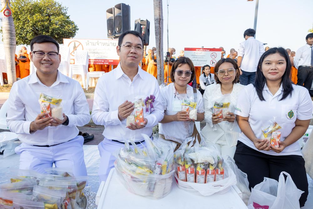ภาพ No.282687:วันเสาร์ที่ 20 ธันวาคม พ.ศ.2568 พิธีตักบาตรพระ 10,000 รูป (ชุด 2) เนื่องในโอกาส 194 ปี จังหวัดกาญจนบุรี และอุทิศส่วนกุศลให้แด่บรรพชนทั้งหลาย บริเวณถนนสองแคว (Skywalk) เมืองกาญจนบุรี