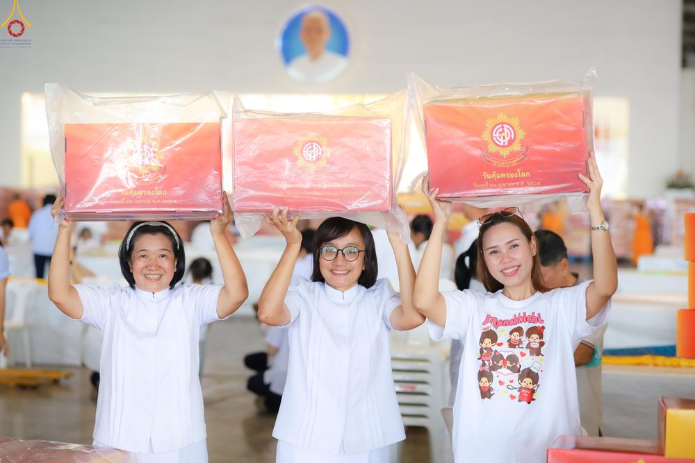 ภาพ No.321991:วันที่ 12 -13 เมษายน พ.ศ.2569 การเตรียมกล่องไทยธรรม + การขนย้ายเก้าอี้ เพื่องานถวายมหาสังฆทาน 40,000 กว่าวัดทั่วประเทศ วันคุ้มครองโลก 22 เมษายน พ.ศ.2569 วัดพระธรรมกาย