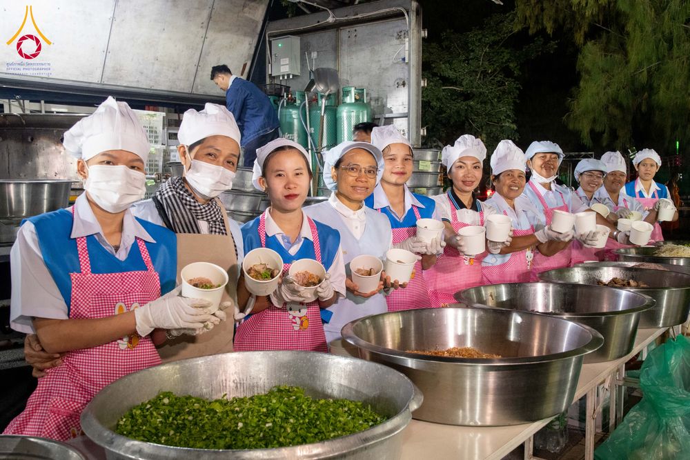 ภาพ No.287964:วันที่ 4 มกราคม พ.ศ. 2569 พิธีถวายภัตตาหารเป็นสังฆทาน แด่พระธรรมยาตรา ในโครงการธรรมยาตรา กตัญญูบูชา มหาปูชนียาจารย์ พระมงคลเทพมุนี(สด จนฺทสโร) พระผู้ปราบมาร อนุสรณ์สถาน 7 แห่ง ปีที่ 14 ณ อนุสรณ์สถานมหาวิหารพระมงคลเทพมุนี (โลตัสแลนด์) อ.สองพี่น้อง จ.สุพรร