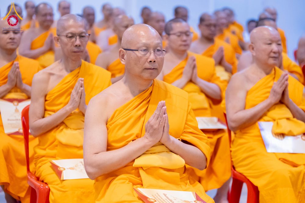 ภาพ No.284887:วันอาทิตย์ที่ 14 ธันวาคม พ.ศ.2568  พิธีปฏิบัติธรรม พิธีถวายภัตตาหารเป็นสังฆทาน พิธีมอบต้นสมบัติจักรพรรดิ ถวายแด่เจ้าอาวาสและประธานสงฆ์ 236 ศูนย์ส่งเสริมศีลธรรมทั่วโลก ณ สภาธรรมกายสากล วัดพระธรรมกาย