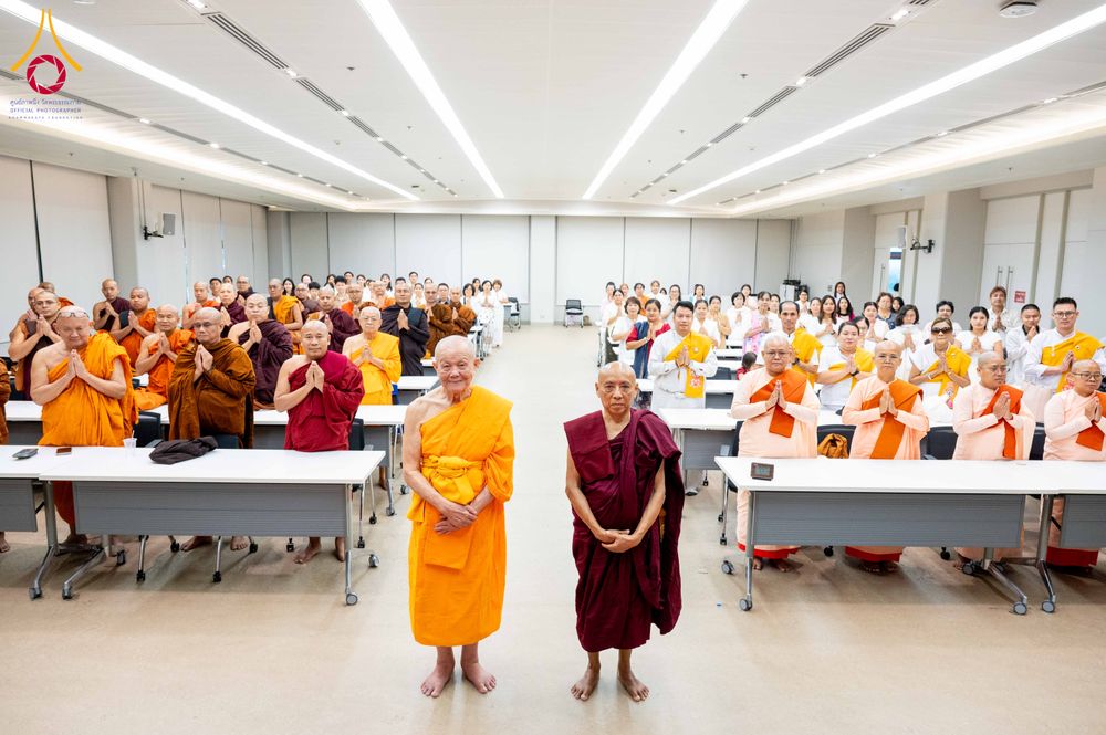 ภาพ No.313096:วันที่ 4 มีนาคม พ.ศ. 2559 หลวงพ่อทัตตชีโว รองเจ้าอาวาสวัดพระธรรมกาย ได้เมตตาถวายการต้อนรับปฏิสันถารพระอาคันตุกะจาก 19 ประเทศ ที่เดินทางมาร่วมงานวันมาฆบูชา ณ วัดพระธรรมกาย