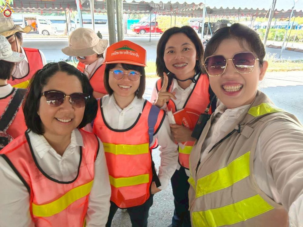 ภาพ No.300599:ภาพเบื้องหลังอาสาสมัครรวมใจ ชุดที่ 3 ในโครงการธรรมยาตรา กตัญญูบูชา มหาปูชนียาจารย์ พระมงคลเทพมุนี(สด จนฺทสโร) พระผู้ปราบมาร อนุสรณ์สถาน 7 แห่ง ปีที่ 14