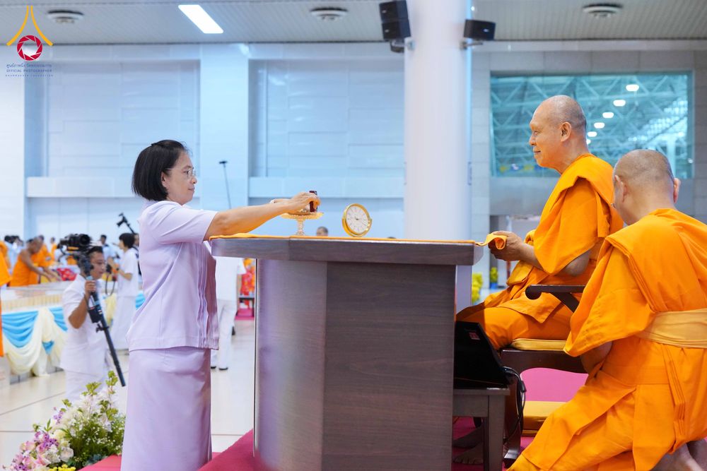 ภาพ No.338046:วันอาทิตย์ต้นเดือน 5 กรกฎาคม พ.ศ.2569 สัมมนาพิเศษ พิธีมอบพระของขวัญ ณ ห้องแก้วสารพัด1 วัดพระธรรมกาย
