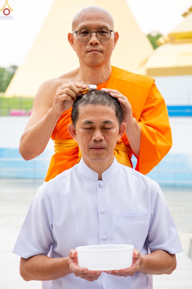 ภาพ No.330217:วันที่ 30 พฤษภาคม พ.ศ.2569 พิธีตัดปอยผมและปลงผม อุบาสกอุปสมบทอุทิศชีวิต 11 ท่าน ณ โบสถ์พระไตรปิฎก วัดพระธรรมกาย จังหวัดปทุมธานี