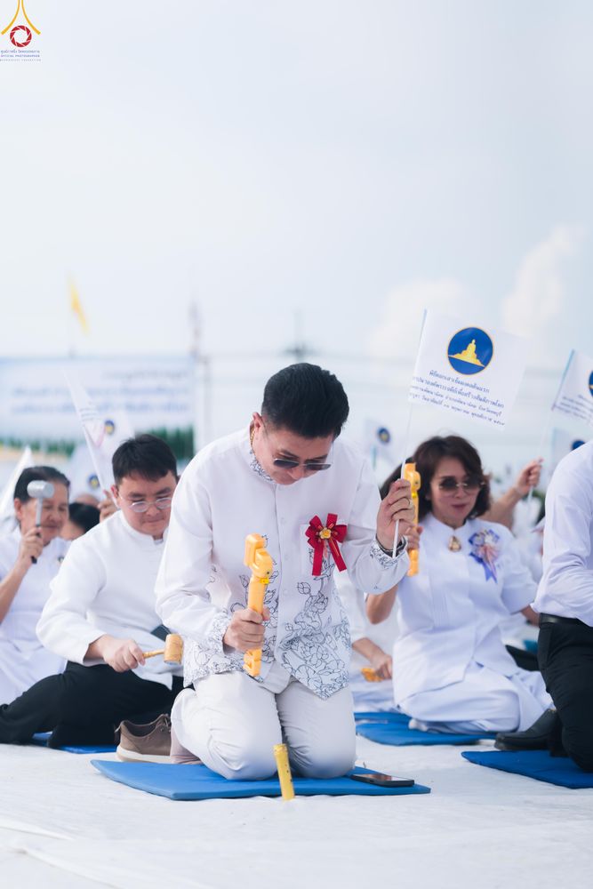 ภาพ No.331438:วันที่ 31 พฤษภาคม พ.ศ.2569 พิธีทอดผ้าป่าและตอกเสาเข็มมงคลต้นแรก องค์พระเจดีย์เพื่อสร้างสันติภาพโลก  ณ ธุดงคสถานพัฒนานิคม จังหวัดลพบุรี