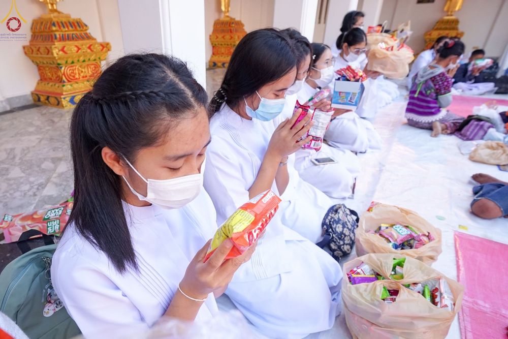 ภาพ No.72062:พิธีตักบาตรพระธรรมยาตราฯ ในโครงการธรรมยาตรากตัญญูบูชา มหาปูชนียาจารย์ พระมงคลเทพมุนี(สด จนฺทสโร) พระผู้ปราบมาร ปีที่ 11 ณ อนุสรณ์สถานลำดับที่ 3 สถานที่เกิดใหม่ในเพศสมณะ วัดสองพี่น้อง อ.สองพี่น้อง จ.สุพรรณบุรี วันที่ 18 มกราคม พ.ศ. 2566