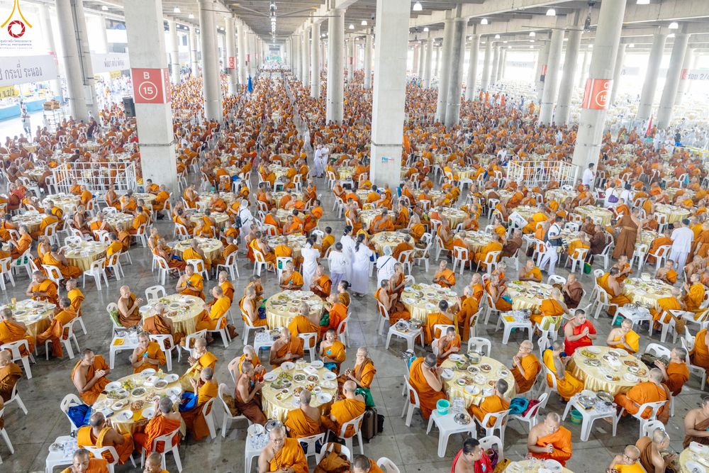 ภาพ No.323770:วันที่ 22 เมษายน พ.ศ.2569(วันคุ้มครองโลก) งานถวายมหาสังฆทาน 40,000 กว่าวัดทั่วประเทศ คณะสงฆ์ฉันภัตตาหารเพล