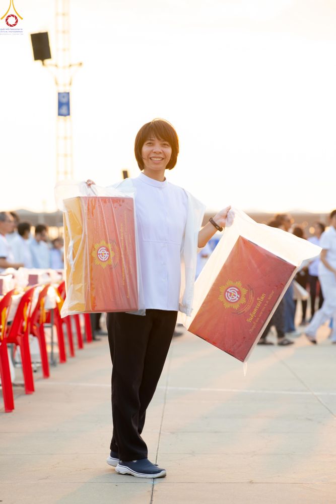 ภาพ No.322627:วันที่ 17 เมษายน พ.ศ.2569 การเรียงกล่องไทยธรรม เรียงน้ำดื่ม เรียงร่ม ณ ลานธรรมพระมหาธรรมกายเจดีย์ เพื่องานถวายมหาสังฆทาน 40,000 กว่าวัดทั่วประเทศ วันคุ้มครองโลก 22 เมษายน พ.ศ.2569 วัดพระธรรมกาย