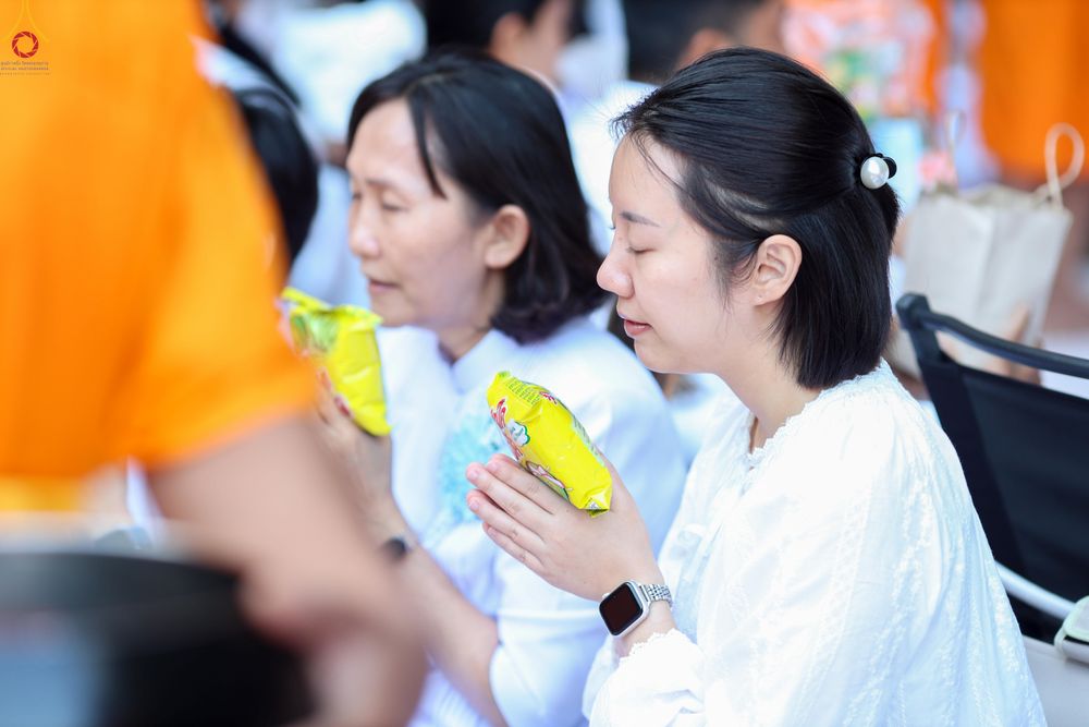ภาพ No.289344:วันที่ 7 มกราคม พ.ศ. 2569 พิธีตักบาตรพระธรรมยาตรา ณ อนุสรณ์สถานลำดับที่ 1 สถานที่เกิดด้วยรูปกายเนื้อ อนุสรณ์สถานมหาวิหารพระมงคลเทพมุนี (โลตัสแลนด์) อ.สองพี่น้อง จ.สุพรรณบุรี ในโครงการธรรมยาตรา กตัญญูบูชา มหาปูชนียาจารย์ พระมงคลเทพมุนี(สด จนฺทสโร) พระผู้ป