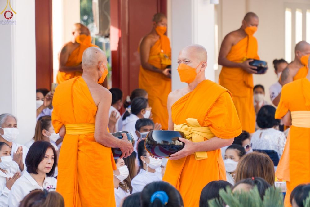 ภาพ No.73613:พิธีตักบาตรพระธรรมยาตราฯ ในโครงการธรรมยาตรากตัญญูบูชา มหาปูชนียาจารย์ พระมงคลเทพมุนี(สด จนฺทสโร) พระผู้ปราบมาร ปีที่ 11 ณ อนุสรณ์สถานลำดับที่ 4 สถานที่เกิดด้วยกายธรรม วัดโบสถ์ (บน) บางคูเวียง อ.บางกรวย จ.นนทบุรี วันที่ 22 มกราคม พ.ศ. 2566