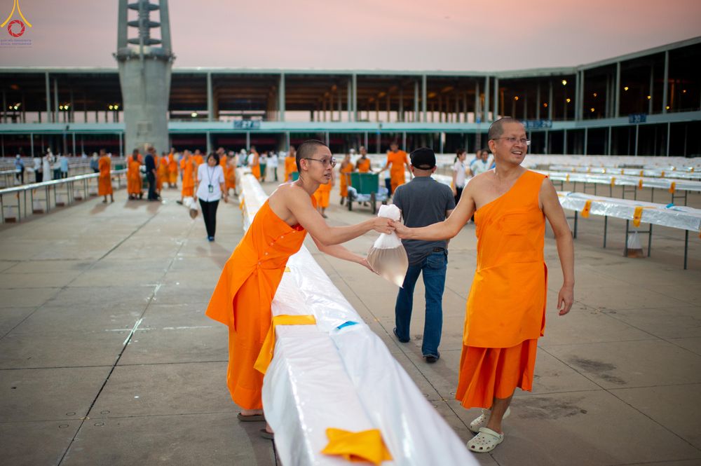 ภาพ No.320411:วันที่ 9 เมษายน พ.ศ.2569 การเตรียมงาน มัดถุงน้ำ ถ่วงขาโต๊ะไทยธรรม เพื่องานถวายมหาสังฆทาน 40,000 กว่าวัดทั่วประเทศ วันคุ้มครองโลก 22 เมษายน พ.ศ.2569 วัดพระธรรมกาย