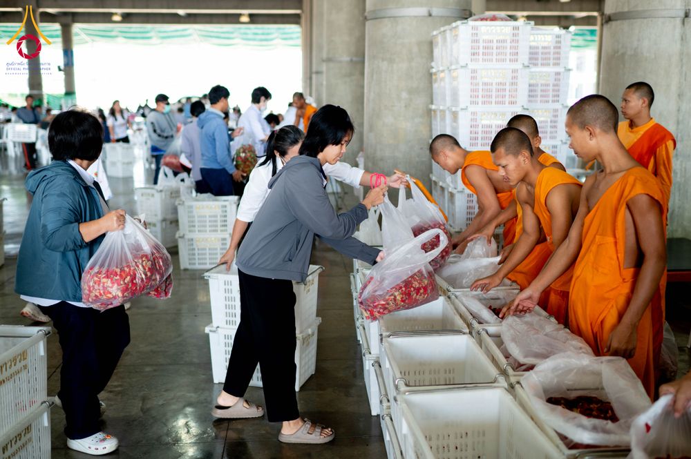 ภาพ No.279511:วันที่ 19-26 ธันวาคม พ.ศ. 2568 และ วันที่ 1 มกราคม พ.ศ.2569 รับบุญปลิดกลีบดอกไม้ เพื่อโปรยต้อนรับพระธรรมยาตรา