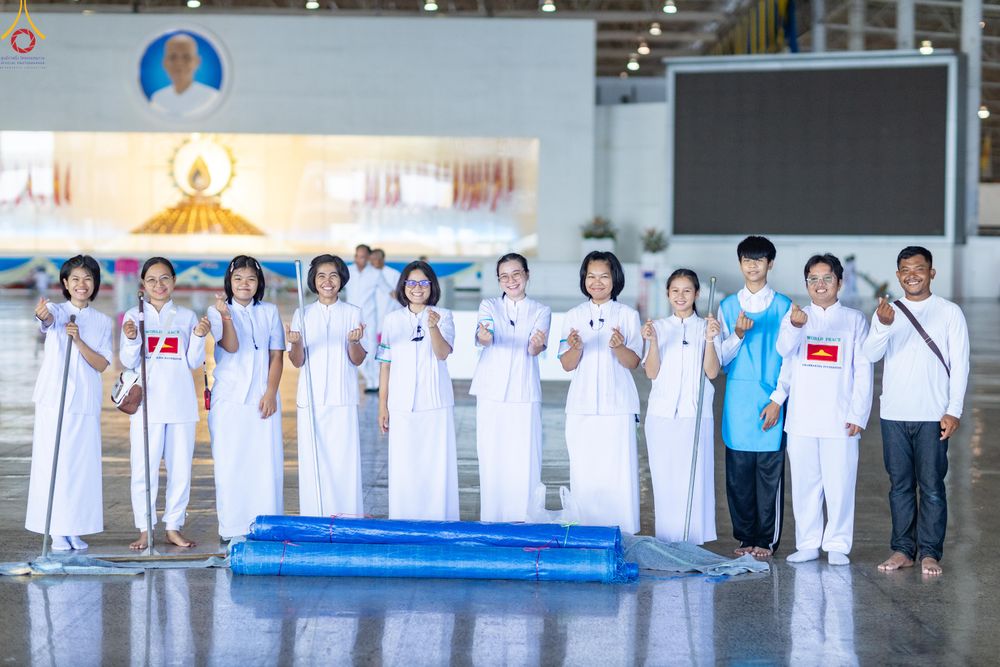 ภาพ No.327977:วันที่ 3 พฤษภาคม พ.ศ.2569 พิธีตักบาตร ข้าวสารอาหารแห้ง ณ บ้านแก้วเรือนทองคุณยายอาจารย์ฯ วัดพระธรรมกาย