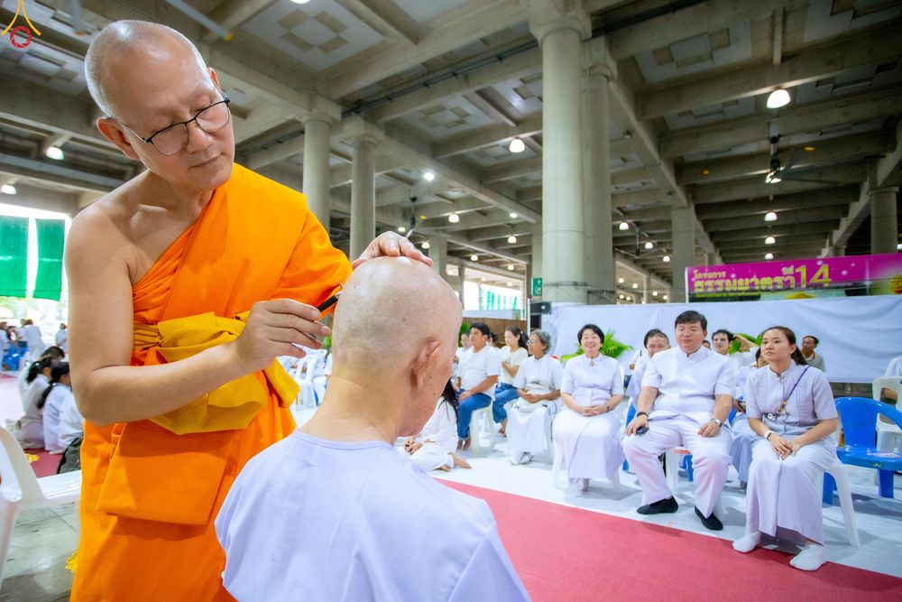 ภาพ No.333544:วันอาทิตย์ที่ 7 มิถุนายน พ.ศ.2569 พิธีตัดปอยผมและปลงผมนาคธรรมทายาท โครงการบรรพชาและอุปสมบทหมู่ธรรมทายาท รุ่นผู้บริหาร รุ่นที่ 16 ณ วิหารคด 11 วัดพระธรรมกาย