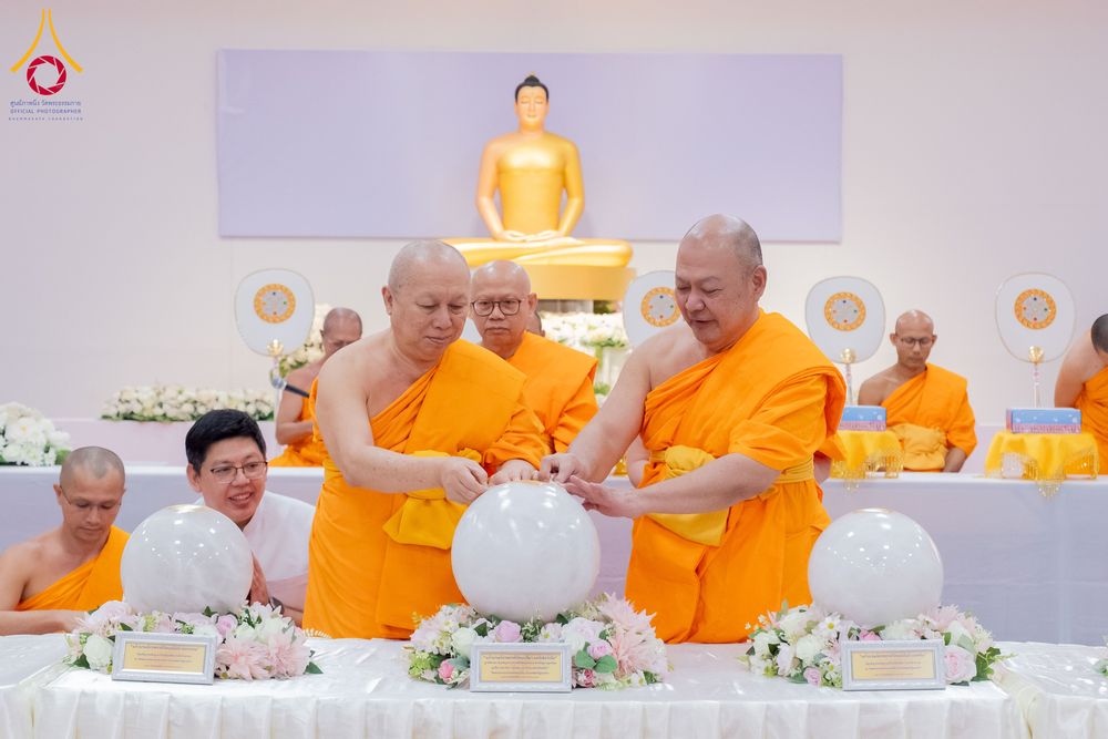 ภาพ No.294284:วันอาทิตย์ที่ 14 ธันวาคม พ.ศ.2568 พิธีเจริญพระพุทธมนต์สมโภชดวงแก้วลูกนิมิตเอก และดวงแก้วนิมิตปฏิบัติธรรม อัญเชิญประดิษฐาน  ณ วัดพระธรรมกายในประเทศสหรัฐอเมริกาและประเทศเยอรมนี 7 แห่ง ณ อาคารปลูกศรัทธา 2 วัดพระธรรมกาย