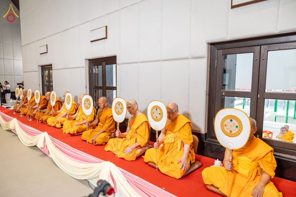 ภาพ No.332374:วันเสาร์ที่ 6 มิถุนายน พ.ศ.2569 พิธีต้อนรับสัญญาบัตร พัดยศ พระราชภาวนาวชิรวิเทศ วิ. ณ อุโบสถพระไตรปิฏก วัดพระธรรมกาย