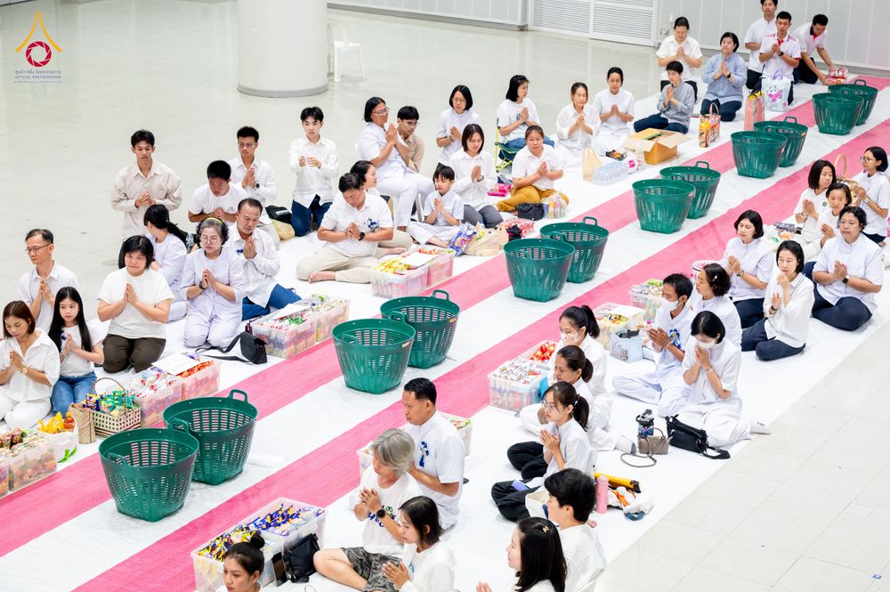 ภาพ No.322869:วันเสาร์ที่ 18 เมษายน พ.ศ. 2569 ตักบาตรฉลองพระใหม่ โครงการอุปสมบทหมู่ธรรมทายาท ระดับอุดมศึกษา รุ่นที่ 53 ภาคฤดูร้อน  ณ ฟ้องปฏิบัติธรรม ชั้นลอย 1/2 มหารัตนวิหารคด คอร์ 13 วัดพระธรรมกาย