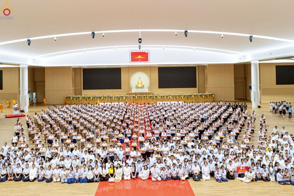 ภาพ No.246097:วันเสาร์ที่ 13 กันยายน พ.ศ. 2568 พิธีมอบผ้าไตรประธานกฐินสัมฤทธิ์เด็กดี V-Star ณ สภาธรรมกายสากล วัดพระธรรมกาย