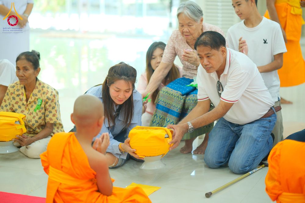 ภาพ No.319915:วันเสาร์ที่ 4 เมษายน พ.ศ.2569 พิธีตัดปอยผมและปลงผม พิธีขอขมาผู้ปกครองและมอบผ้าไตร พิธีบรรพชาและถวายบาตร ณ ศูนย์ปฏิบัติธรรมและศูนย์อบรมเยาวชนเพชรบุรี  ต.ท่าแลง อ.ท่ายาง จ.เพชรบุรี