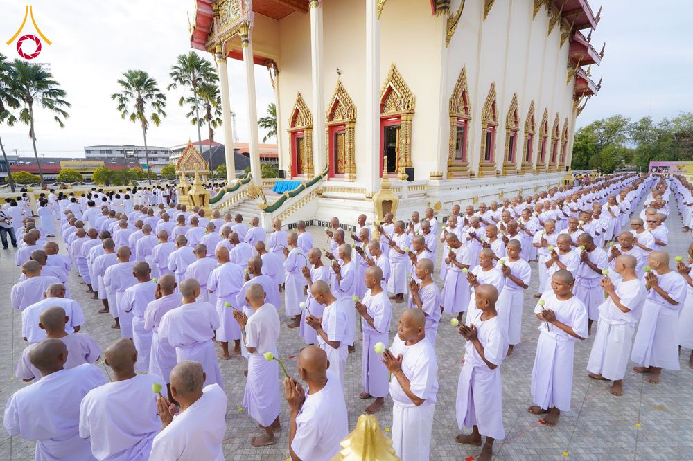 ภาพ No.278550:วันอาทิตย์ที่ 14 ธันวาคม พ.ศ.2568  พิธีเวียนประทักษิณ พิธีวันทาสีมาพระประธาน โครงการบวชบูชาธรรมมหาปูชนียาจารย์ ของศูนย์ปฏิบัติธรรมบุรีรัมย์ ณ วัดกลาง พระอารามหลวง จังหวัดบุรีรัมย์