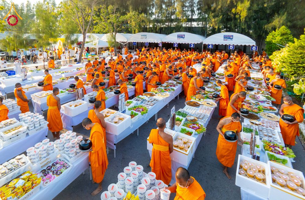 ภาพ No.293587:วันที่ 13 มกราคม พ.ศ. 2569 พิธีถวายภัตตาหารเป็นสังฆทาน แด่พระธรรมยาตรา ณ อนุสรณ์สถานมหาวิหารพระมงคลเทพมุนี (โลตัสแลนด์) อ.สองพี่น้อง จ.สุพรรณบุรี ในโครงการธรรมยาตรา กตัญญูบูชา มหาปูชนียาจารย์ พระมงคลเทพมุนี(สด จนฺทสโร) พระผู้ปราบมาร อนุสรณ์สถาน 7 แห่ง ปี