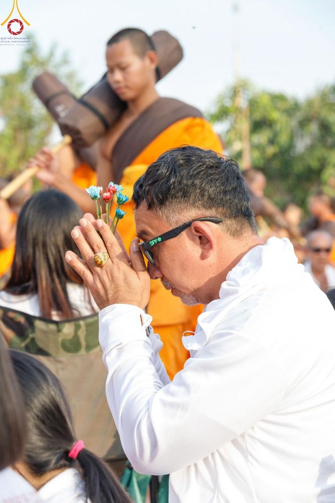 ภาพ No.193448:พิธีต้อนรับพระธรรมยาตรา ณ อนุสรณ์สถาน สถานที่เกิดในเพศสมณะ วัดสองพี่น้อง อำเภอสองพี่น้อง จังหวัดสุพรรณบุรี ในโครงการธรรมยาตรา กตัญญูบูชา มหาปูชนียาจารย์ พระมงคลเทพมุนี(สด จนฺทสโร) พระผู้ปราบมาร อนุสรณ์สถาน 7 แห่ง ปีที่ 13 วันที่ 11 มกราคม พ.ศ. 2568