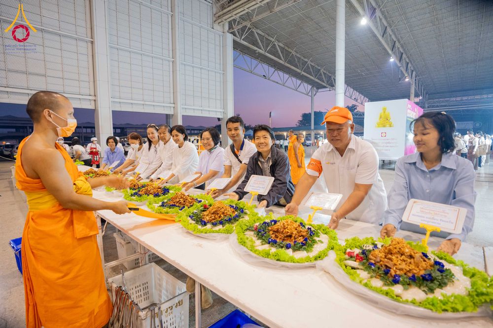 ภาพ No.303812:วันที่ 28 มกราคม พ.ศ. 2569 พิธีถวายภัตตาหารเป็นสังฆทาน แด่พระธรรมยาตรา ณ วัดพระธรรมกาย  จังหวัดปทุมธานี ในโครงการธรรมยาตรา กตัญญูบูชา มหาปูชนียาจารย์ พระมงคลเทพมุนี(สด จนฺทสโร) พระผู้ปราบมาร อนุสรณ์สถาน 7 แห่ง ปีที่ 14