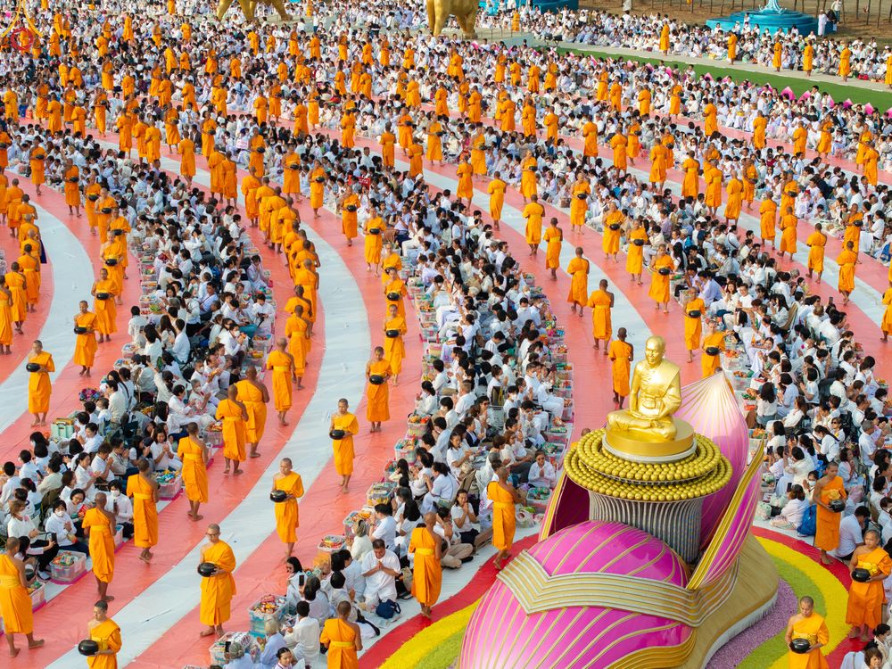 ภาพ No.302655:วันที่ 24 มกราคม พ.ศ. 2569 พิธีตักบาตรพระธรรมยาตรา(ภาพชุดที่ 2) ณ อนุสรณ์สถานลำดับที่ 5 สถานที่เผยแผ่วิชชาธรรมกายครั้งแรก อนุสรณ์สถานบางปลา วัดบางปลา อำเภอบางเลน จังหวัดนครปฐม ในโครงการธรรมยาตรา กตัญญูบูชา มหาปูชนียาจารย์ พระมงคลเทพมุนี(สด จนฺทสโร) พระผู
