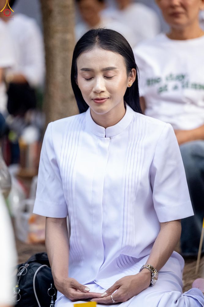 ภาพ No.290027:วันที่ 6 มกราคม พ.ศ. 2569 พิธีจุดประทีปถวายเป็นพุทธบูชา และบูชาธรรมมหาปูชนียาจารย์ (ภาพชุดที่ 2) ณ อนุสรณ์สถานมหาวิหารพระมงคลเทพมุนี (โลตัสแลนด์) อ.สองพี่น้อง จ.สุพรรณบุรี ในโครงการธรรมยาตรา กตัญญูบูชา มหาปูชนียาจารย์ พระมงคลเทพมุนี(สด จนฺทสโร) พระผู้ปรา