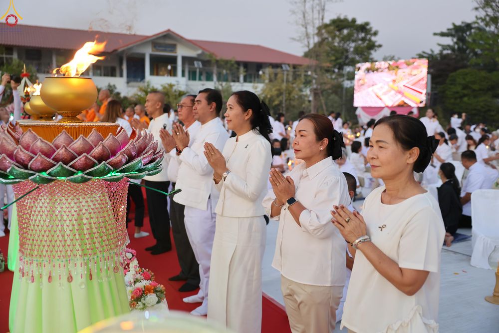 ภาพ No.294041:วันที่ 13 มกราคม พ.ศ. 2569 พิธีจุดประทีปถวายเป็นพุทธบูชา และบูชาธรรมมหาปูชนียาจารย์  (ภาพชุดที่ 2) ณ วัดสองพี่น้อง ต.ต้นตาล อ.สองพี่น้อง จ.สุพรรณบุรี ในโครงการธรรมยาตรา กตัญญูบูชา มหาปูชนียาจารย์ พระมงคลเทพมุนี(สด จนฺทสโร) พระผู้ปราบมาร อนุสรณ์สถาน 7 แห่