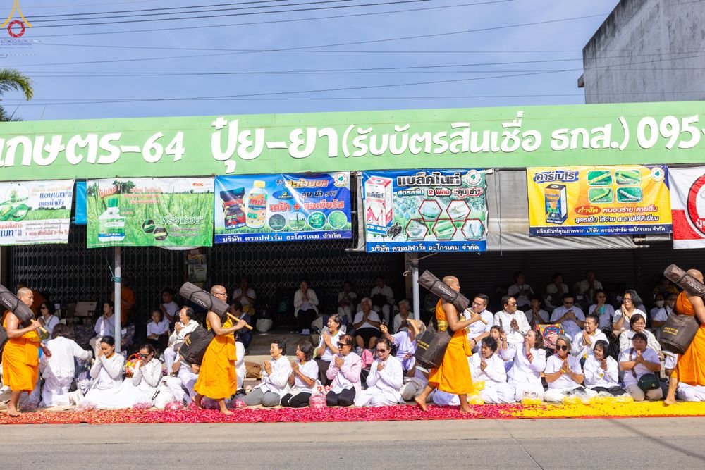 ภาพ No.287927:วันที่ 3 มกราคม พ.ศ. 2569 พิธีต้อนรับพระธรรมยาตรา ครั้งที่ 2 (ภาพชุดที่ 2) ในโครงการธรรมยาตรา กตัญญูบูชา มหาปูชนียาจารย์ พระมงคลเทพมุนี(สด จนฺทสโร) พระผู้ปราบมาร อนุสรณ์สถาน 7 แห่ง ปีที่ 14 ณ อนุสรณ์สถานมหาวิหารพระมงคลเทพมุนี (โลตัสแลนด์) อ.สองพี่น้อง จ.