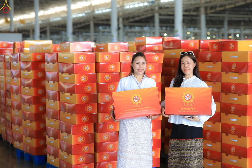 ภาพ No.322012:วันที่ 12 -13 เมษายน พ.ศ.2569 การเตรียมกล่องไทยธรรม + การขนย้ายเก้าอี้ เพื่องานถวายมหาสังฆทาน 40,000 กว่าวัดทั่วประเทศ วันคุ้มครองโลก 22 เมษายน พ.ศ.2569 วัดพระธรรมกาย