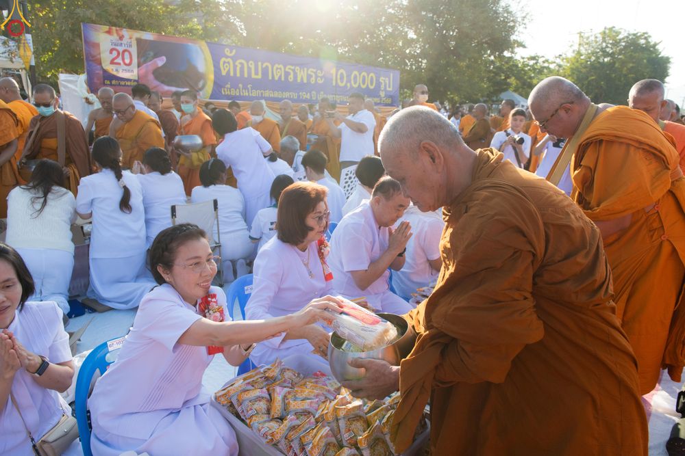 ภาพ No.282710:วันเสาร์ที่ 20 ธันวาคม พ.ศ.2568 พิธีตักบาตรพระ 10,000 รูป (ชุด 2) เนื่องในโอกาส 194 ปี จังหวัดกาญจนบุรี และอุทิศส่วนกุศลให้แด่บรรพชนทั้งหลาย บริเวณถนนสองแคว (Skywalk) เมืองกาญจนบุรี