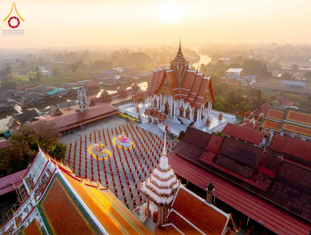 ภาพ No.297429:วันที่ 15 มกราคม พ.ศ.2569 พระธรรมยาตราปฏิบัติธรรมและถ่ายภาพหมู่ประวัติศาสตร์ อนุสรณ์สถานลำดับที่ 4 สถานที่เกิดด้วยกายธรรม  ณ วัดโบสถ์บน ต.บางคูเวียง จ.นนทบุรี ในโครงการธรรมยาตรา กตัญญูบูชา มหาปูชนียาจารย์ พระมงคลเทพมุนี(สด จนฺทสโร) พระผู้ปราบมาร อนุสรณ์ส